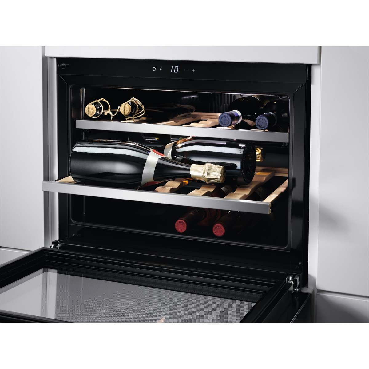 AEG - Вбудована винна шафа - KWK884520M