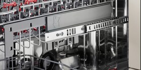 Механізм м'якого закриття в посудомийній машині ComfortLift від AEG