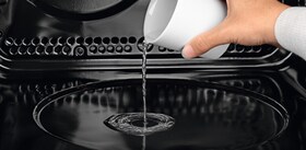 Додавання води в парову духову шафу Multifunction PlusSteam