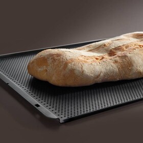 Буханка хліба із золотистою скоринкою, що печеться на деку для випікання AEG Maxiklasse