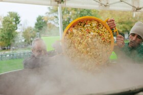 Огромная кастрюля с едой на мероприятии Feed the 5000, организованном благотворительным фондом Feedback