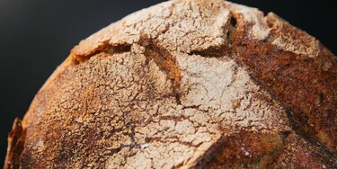 Румяный хлеб с хрустящей корочкой, приготовленный в духовом шкафу с функцией пара