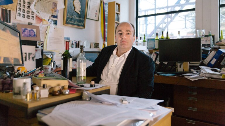 Чарльз Спенс у своєму кабінеті в університеті