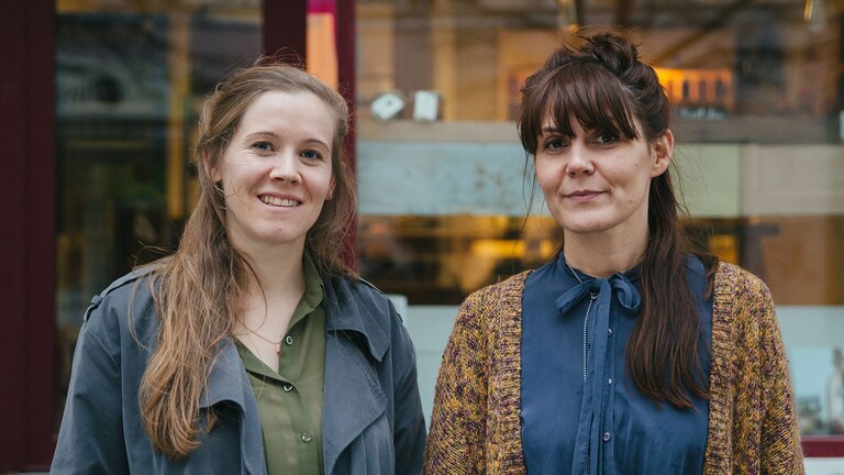 Дівчата з «Culinary Misfits», що стоять поруч одна з одною