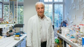 Ерве Тіс гордо стоїть у своїй лабораторії