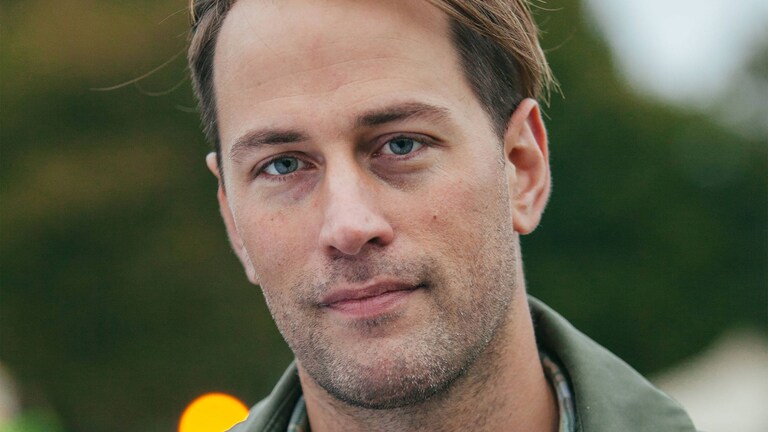 Трістрам Стюарт посміхається в камеру