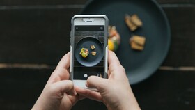 Повар, фотографирующий идеально приготовленное блюдо