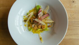 Салат «Цезарь» от Людвига Маурера с мясом Вагю